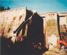 View of the east side of the intake dam at Stave Falls Hydro-Electric Installation, 2002.; Agence Parcs Canada / Parks Canada Agency, 2002.
