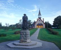 Vue générale de Grand-Pré, qui montre la chapelle commémorative, qui imite le style des anciennes constructions québécoises , 2007.; Parks Canada Agency / Agence Parcs Canada.