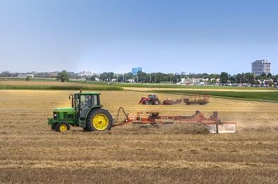 Tracteurs et râteaux après la récolte