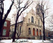 Vue en angle de l'Église Saint-Léon-de-Westmount, montrant l'entrée principale, 1996.; Parks Canada Agency / Agence Parcs Canada, Rhona Goodspeed, 1996