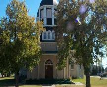 Vue de l'église catholique ukrainienne de la Résurrection, qui montre les ornements extérieurs d'inspiration classique, y compris la façade symétrique avec un porche d'entrée à colonnes, 2001.; Parks Canada Agency / Agence Parcs Canada, 2001.
