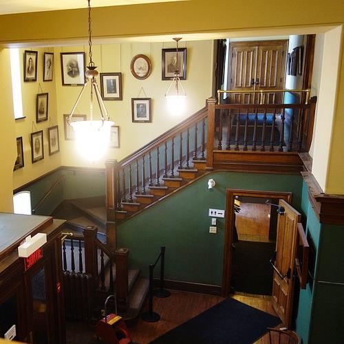 Hall d'entrée et escaliers.