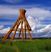 Large wooden teepee at Ehdaa; Madison Pilling, Liidlii Kue First Nation | Première Nation Liidlii Kue