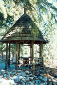 Vue de l'entrée du Pavillon d’observation rustique qui montre les balustrades décoratives entre les poteaux, 1997.; Parks Canada Agency / Agence Parcs Canada, 1997.