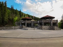 Vue générale de Cave and Basin mettant de l'emphase sur les vues du milieu naturel avoisinant à partir du lieu.; Parks Canada | Parcs Canada