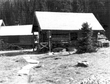 Vue générale du pavillon Wiwaxy(droite) et le refuge Elizabeth Parker (gauche) démontrant l’apparence rustique du pavillon et l’emploi des matériaux naturels qui s’harmonisent avec le refuge Elizabeth Parker avoisinant, 1987.; Public Works Canada / Ministère des Travaux publics, A. Powter, 1987