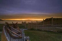 Vue générale du site de L'Anse aux Meadows montrant la vue sur le détroit de Belle Isle, les îles au large et la côte du Labrador.; Parks Canada Agency / Agence Parcs Canada, n.d.