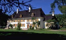General view of Mauvide-Genest Manor, showing the nine-bay façade with regularly spaced wooden casement windows and two entry doors.; Parks Canada Agency / Agence Parcs Canada.