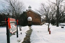 Vue de l'entrée principale de la galerie d'art / ancienne école de range de Brougham, 2005.; Parks Canada Agency / Agence Parcs Canada, 2005.