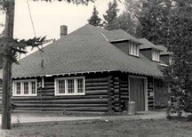 Vue de la remise d’équipement des gardes de parc, qui montre les murs en rondins écorcés et les extrémités exposées des chevrons, 1984.; Agence Parcs Canada / Parks Canada Agency, 1984.