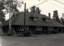 Vue de la remise d’équipement des gardes de parc, qui montre les fenêtres à carreaux multiples en trois parties de la façade arrière, 1984.; Agence Parcs Canada / Parks Canada Agency, 1984.