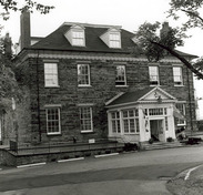Façade principale de l'edifice de l'Amirauté, édifice fédéral du patrimoine classé.; Canadian Armed Forces | Forces armées canadiennes , CFB / BFC Halifax, 1983.