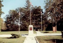 General view of the Historic Sites and Monuments Board of Canada cairn and plaque showing the location of Fairfield, 1989.; Parks Canada Agency | Agence Parcs Canada, 1989.