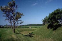 Vue générale montrant l’emplacement pittoresque du site situé sur un terrain élevé et ses collines verdoyantes.; Parks Canada Agency / Agence Parcs Canada