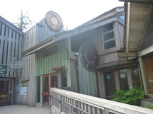 Façade du centre d'accueil Kwisitis, juillet 2018; Parks Canada | Parcs Canada