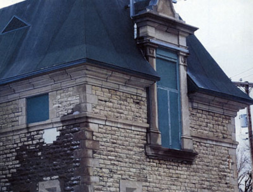 Detail of masonry and Renaissance-style windows.