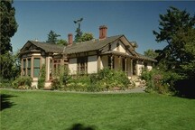Vue générale de la Maison-de-Point Ellice / Maison-O’Reilly, qui montre ses toits à deux versants de faible inclinaison, 1991.; Parks Canada | Parcs Canada, 1991.