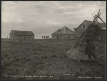 Photo historique montrant les postes de la Compagnie de la Baie d'Hudson au fort McPherson vers 1901, dont il ne reste aujourd'hui que les vestiges.; C.W. Mathers / Library and Archives Canada | Bibliothèque et Archives Canada / Robert Bell fonds / e011368933