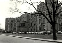 View of the Victoria Museum, showing the central pavilion on the north side, which clearly announces the main entrance.; Agence Parcs Canada / Parks Canada Agency, 1984.