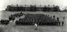 Vue générale de la maison Wellington, montrant l'ancien terrain de parade.; Parks Canada | Parcs Canada, Public Archives of Canada