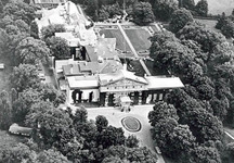 Vue aérienne du Rideau Hall, montrant l’articulation de l’édifice avec son parc et ses parterres, qui ont leur propre valeur intrinsèque, 1977.; Government House / Résidence du Gouverneur général, 1977.