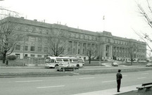 Façade des laboratoires du Conseil national de recherches Canada, montrant l’impression générale de monumentalité, accentuée par la longueur de la façade et l’emploi du grès et du granit, 1987.; (Janet Wright, Environment Canada - Architectural History Branch,  /  Environnement Canada, Direction de l'histoire de l'architecture, 1987.)