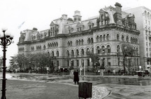 Vue générale du Bureau du Premier ministre et du Conseil privé, montrant l'extérieur, de belle conception et qui s'orne de riches détails d'architecture, conçu selon le style Second Empire, avec traces d'influence romane, 1987.; Ian Doull, AHB, Parks Canada | Parcs Canada, 1987