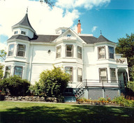 Side elevation of Lorne Terrace, CFB Halifax, 1985.; Department of National Defence | Ministère de la Défense nationale, 1985.