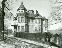Corner view of Lorne Terrace, showing both the main entrance and a side façade, 1945.; Library and Archives Canada, Department of National Defence Collection (HS-0624-25) | Bibliothèque et Archives Canada, Collection du ministère de la Défense nationale (HS-0624-25), 1945.