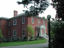Vue en angle de Rideau Cottage, 2002.; National Capital Commission | Commission de la capitale nationale, 2002.