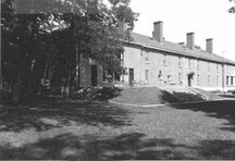 View of the Officer's Mess, showing the hipped roof with wooden eaves, 1982.; Ministère de la Défense nationale | Department of National Defence, 1982.