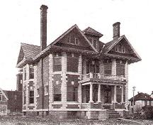 Cette photo, prise l'année qu'il a été complété, a été utilisé dans une brochure qui a promu la qualité de résidences dans la Ville de Moncton. ; Moncton Museum