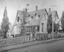 Cette photo démontre l'architecture de renaissance gothique de la résidence avant l'additon de pierre et d'autres détails classiques en 1883. Cette photo était plus probablement prise quand le constructeur, R. C. Donald, résidé à cette maison. ; Moncton Museum
