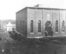 Cette photo, prise après que la Station de pompage de la rue Highfield a été complétée, montre les ouvertures arquées et le plan carré associé au style italien.; Moncton Museum