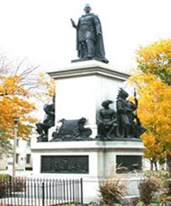 Memorial to Joseph Brant in Victoria Park Square, Department of Planning, City of Brantford, 2005 / Monument de Joseph Brant au Victoria Park Square, ville de Brantford 2005