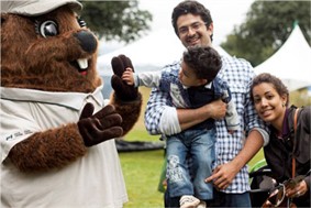 Making a new friend, Parks Canada / Un nouveau ami, Parcs Canada